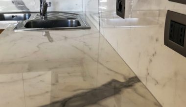Realizzazione pianale cucina in quarzo e piani in marmo cucina e bagno a Treviso