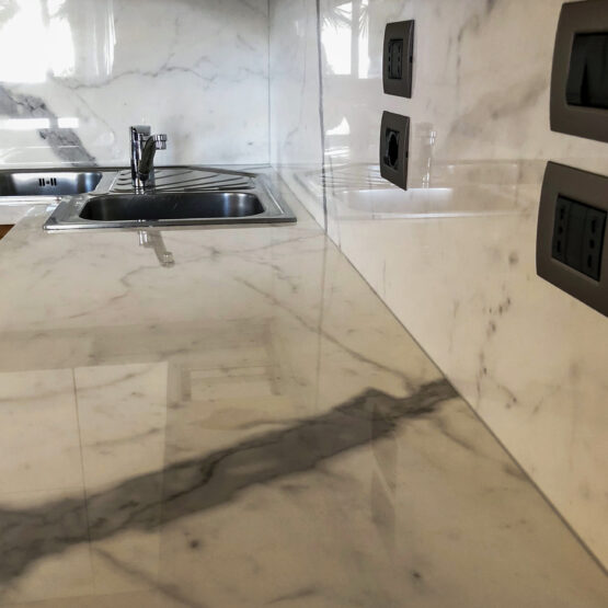 Realizzazione pianale cucina in quarzo e piani in marmo cucina e bagno a Treviso
