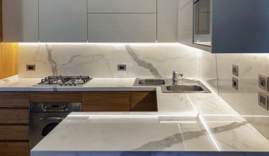 Realizzazione top cucina e paraschizzi in marmo o agglomerati al quarzo a Treviso